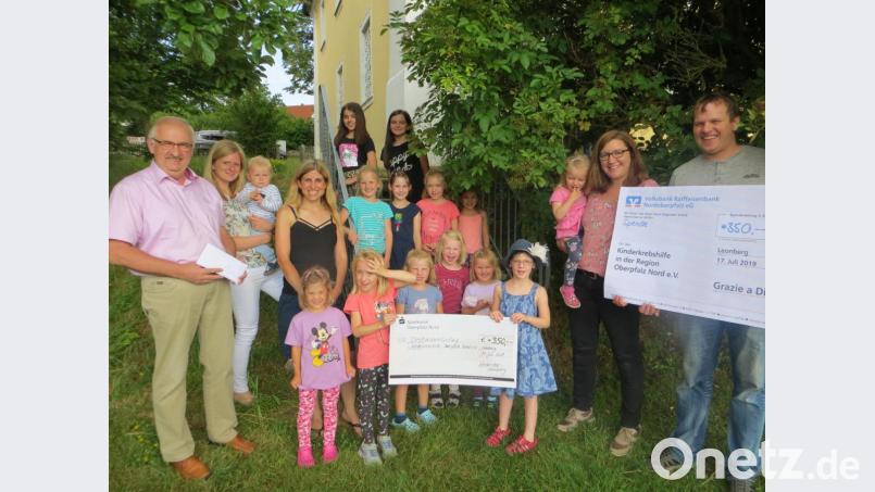 Mitglieder des Kinderchors Leonberg mit Leiterin Michaela Teubner (Vierte von links) und des Chors &quot;Grazie a Dio&quot; mit Leiterin Michaela Burger (Zweite von rechts) überreichten insgesamt 700 Euro für die Kinderkrebshilfe Oberpfalz Nord an Herbert Putzer (links). Bild: exb
