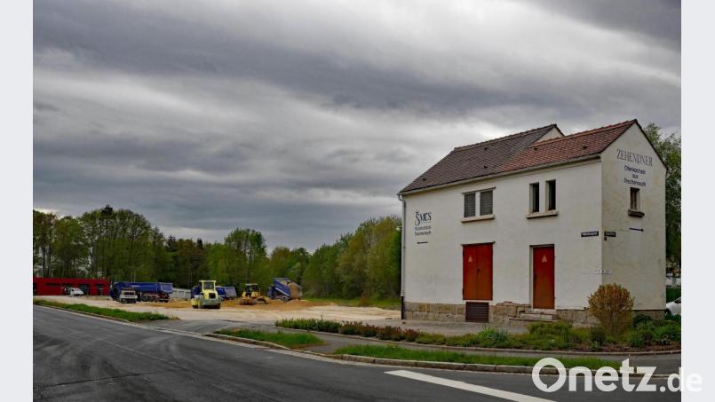 Neben dem Trafohäuschen soll die neue Niederlassimg der Kewog gebaut werden. Die Planung befindet sich in der Endphase. Bild: tr
