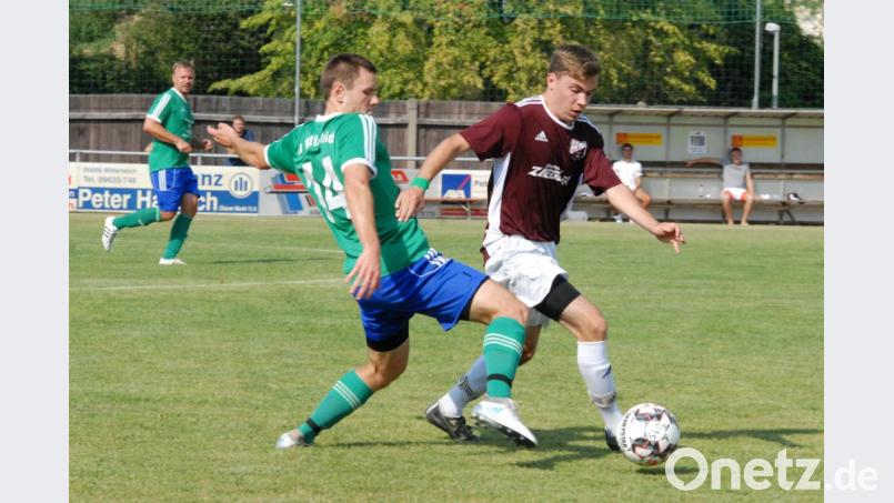 In der vergangenen Spielzeit beharkten sich der SV Mitterteich II (grüne Trikots) und der SV Steinmühle noch in zwei umkämpften Duellen. Ab diesem Wochenende gehen sie gemeinsam in der Kreisliga Süd auf Punktejagd. Bild: gb