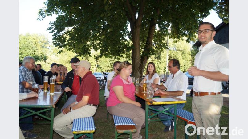Im lauschigen Kastaniengarten am Sportheim stellte sich Bürgermeister Ernst Lenk (rechts) beim CSU-Bürgergespräch zahlreichen heiklen Fragen und brisanten Themen aus einem großen Zuhörerkreis, darunter ungewöhnlich viele Jugendliche. Bild: du