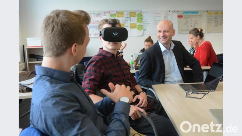 Neue Technik zum Anfassen: Ein Student macht erste Erfahrungen mit einer VR-Brille. VR steht dabei für &quot;Virtual Reality&quot;, also Virtuelle Realität Bild: Gabi Schönberger