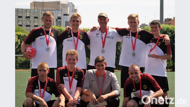 Den Deutschen Adler auf der Brust und Silber um den Hals tragen die HPZ-Sportler (vorne von links) Andre Pusch, Markus Völkl, Julian Müssig, Arber Zarbeli sowie (hinten von links) Woldrich Lukas, Fritsch Felix, Stephan Schieder, David Woldrich, Felix Konrad. Bild: fz