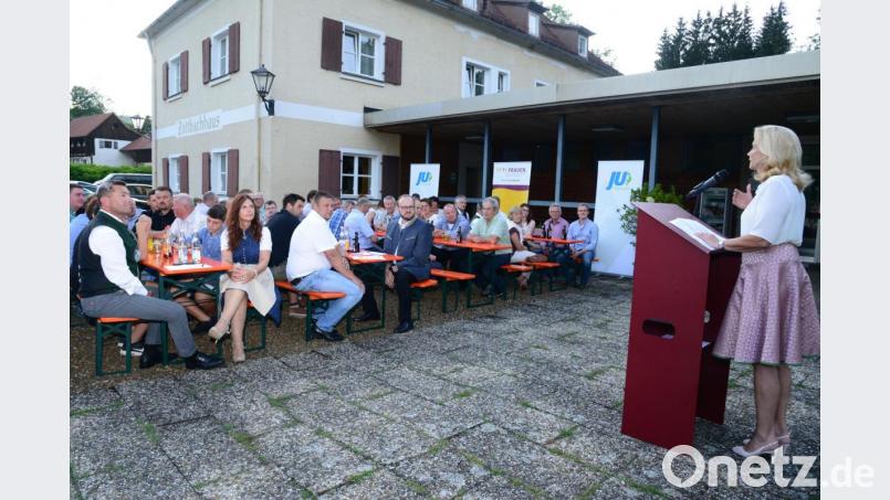 Pleystein stellvertretende CSU-Ortsvorsitzende Andrea Lang legt den Mitglieder in der Nominierungsversammlung fast leidenschaftlich nahe, ihr Votum erneut für den bisherigen Bürgermeister Rainer Rewitzer abzugeben. Bild: bey
