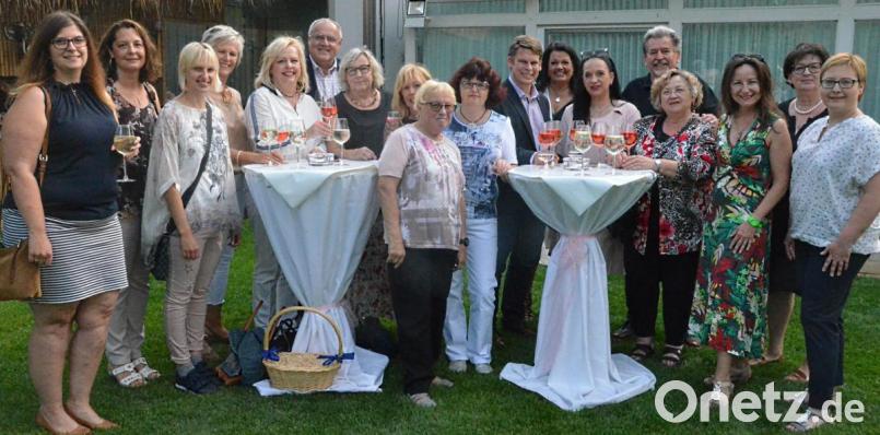 Der frischgebackene OB-Kandidat der CSU, Benjamin Zeitler, fühlt sich pudelwohl zwischen den Damen der Frauen-Union. Bild: Kunz