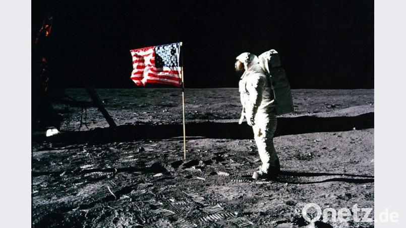 Apollo 11-Astronaut Edwin &quot;Buzz&quot; Aldrin steht neben der US-Flagge auf dem Mond. Bild: Nasa