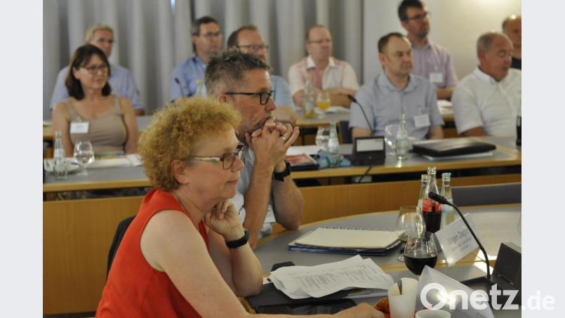 Zahlreiche Kommunalpolitiker und Verantwortliche aus der Jugendarbeit nutzten die Möglichkeit zum gegenseitigen Austausch. Foto: Bezirksjugendring Oberpfalz/Philipp Seitz Bild: exb
