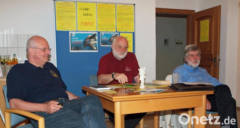 Pater Alfred Lindner (Mitte) moderierte den Glaubens-Talk mit Jürgen Kämmerer von der Sternwarte Regensburg (links) und Diakon Johannes Payer aus Regenstauf. Bild: sön