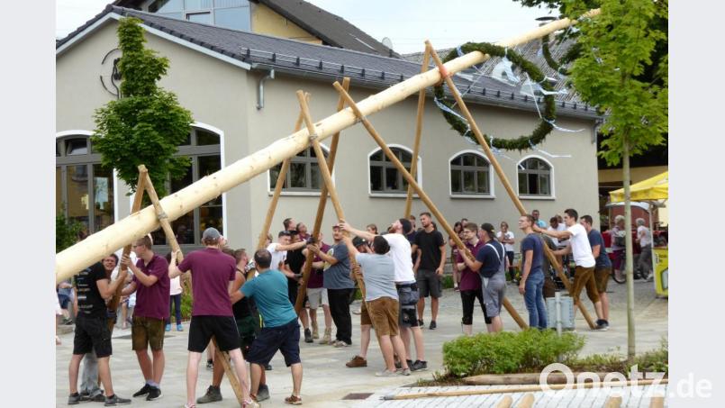 Der Kirwabaum wird aufgestellt. Bild: fsb
