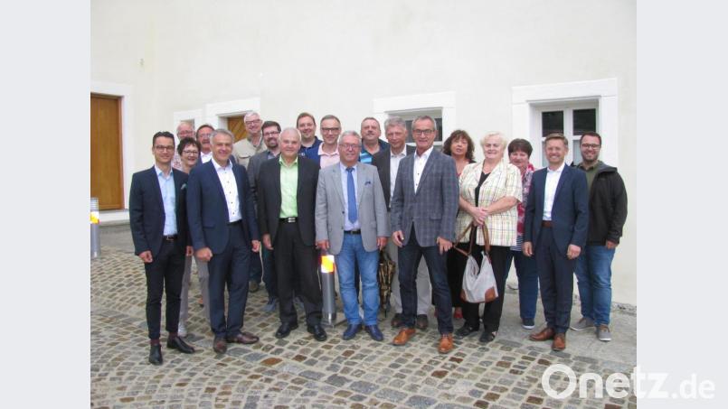 Die Kreisräte zeigen sich angetan vom Ergebnis der Sanierung des Kulmainer Verwaltungsgebäudes. Hausherr Bürgermeister Günter Kopp (Achter von links) erklärt ihnen bei einer Führung die Maßnahme. Bild: exb