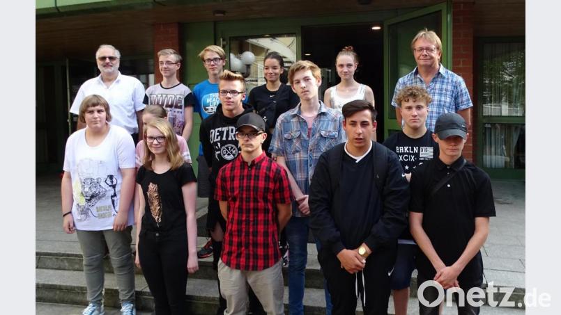 Gute Wünsche für die Zukunft gibt es für die Absolventen der Stötzner-Schule, von denen einige schon einen Ausbildungsvertrag besitzen. Bild: Dobmeier