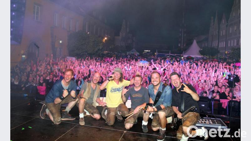 Der Kemnather Stadtplatz war schon mehrmals Veranstaltungsort von Open-Air-Konzerten der Troglauer, hier zum zehnjährigen Bestehen 2014. Bild: Holger Stiegler