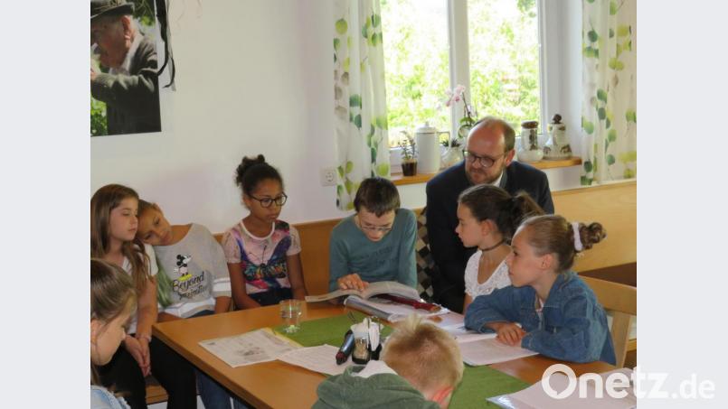 Viel Freude bereitete es Landrat Andreas Meier mit den Kindern ihre Geschichten zu hören. Bild: adj