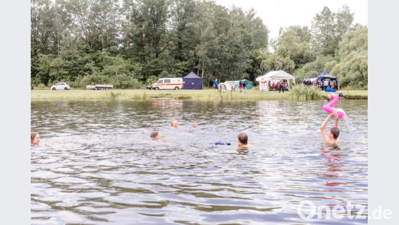Drei verschiedene Abzeichen erwerben 72 Teilnehmer beim Totenkopfschwimmen auf dem Baggerweiher. Bild: bk