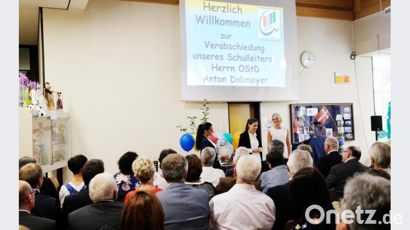 Lehrerkollegium, Referendare und Ehemalige verabschieden sich von dem beliebten Schulleiter. Bild: Emily Glökler