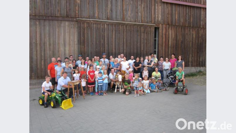 Die große Besuchergruppe auf dem Hof der Familie Grillmeier in Pechofen. Bild: exb
