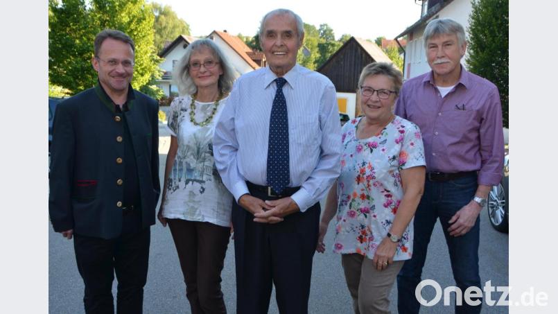 Hannes Sennert (Mitte) reicht nur den Chorleiterstab an Elfriede Portner (Zweite von rechts) weiter. Als Chorsänger macht er noch gerne noch im Kirchenchor Oberlind weiter. Dekan Alexander Hösl (links) und Kirchenpfleger Hans Kopp (rechts) dankten auch Sennerts Ehefrau Gisela (Zweite von rechts) für die langjährige Unterstützung. Bild: dob