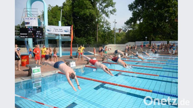 Der Start zur 15. Auflage des 24 Stunden Schwimmens im Hockermühlbad in Amberg. Bild: Andreas Brückmann