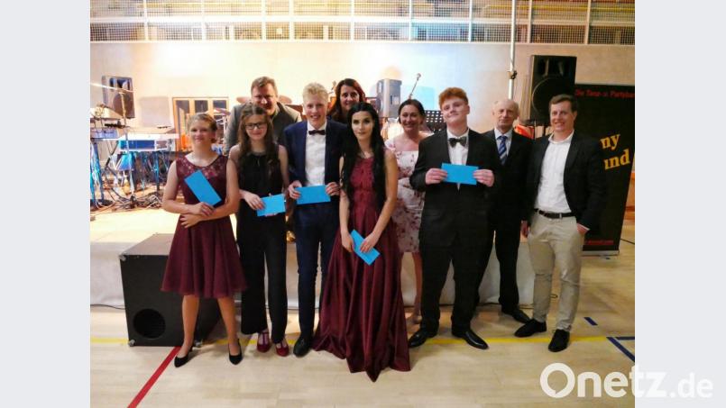 Die Klassenbesten der 9a mit ihrem Klassenlehrer Sebastian Kollacks (rechts) und den Ehrengästen. Bild: bnr