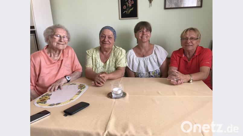 Erna Meißner (Zweite von rechts) mit ihrer Ersatzmutter Irmgard Bauer (links), deren Lichtblick sie ist; mit im Bild die beiden Töchter Bauers, Elisabeth Nickl (rechts) und Andrea Holfeld. Bild: eig