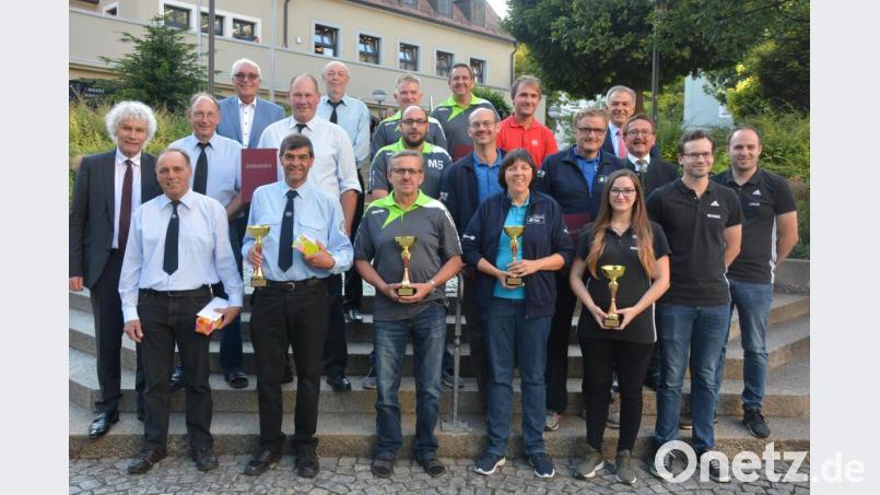 Unser Bild zeigt die geehrten vier Mannschaften, die mit Pokalen für ihre Erfolge belohnt wurden. Mit im Bild Landrat Wolfgang Lippert (links). Bild: jr