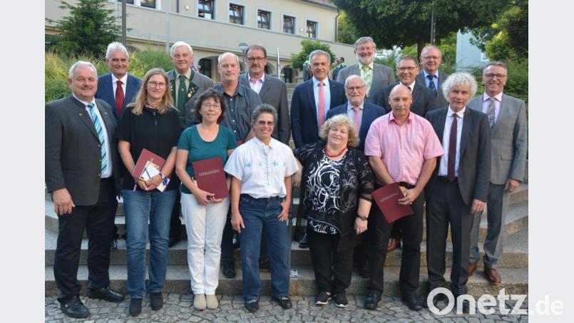 Mit Ehrenurkunden des Landkreises zeichnete Landrat Wolfgang Lippert (2. von rechts) verdiente Sportler und Funktionäre aus. Sie alle haben sich bleibende Verdienste rund um den Sport erworben. Bild: jr