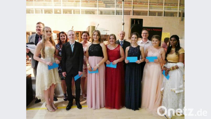 Zieleinlauf für den Abschlussjahrgang 2018/2019 an der Landgraf-Ulrich-Mittelschule. Das Foto zeigt die besten Absolventen der Klasse 10bM mit ihrem Klassenlehrer Oliver Fröhlich (hinten rechts) und den Ehrengästen. Bild: bnr