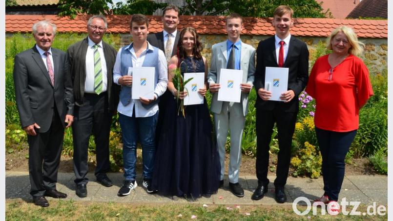 Von links Helmut Klier, Heinrich Ruppert, Dominik Strobl (1,8), Konrektor Peter Großmann, Lea Kellner (1,7), Maximilian Heins (1,6), Tim Roider (1,9) und Rektorin Petra Ligensa. Bild: khg