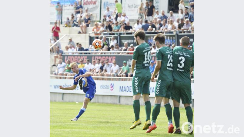 Ausgleich zum 1:1 in der 39. Spielminute für die DJK Gebenbach . Der junge Fabian Pirner (links) zirkelt einen direkten Freistoß mit perfekter Schusstechnik direkt in den linken Torwinkel. Bild: Ziegler