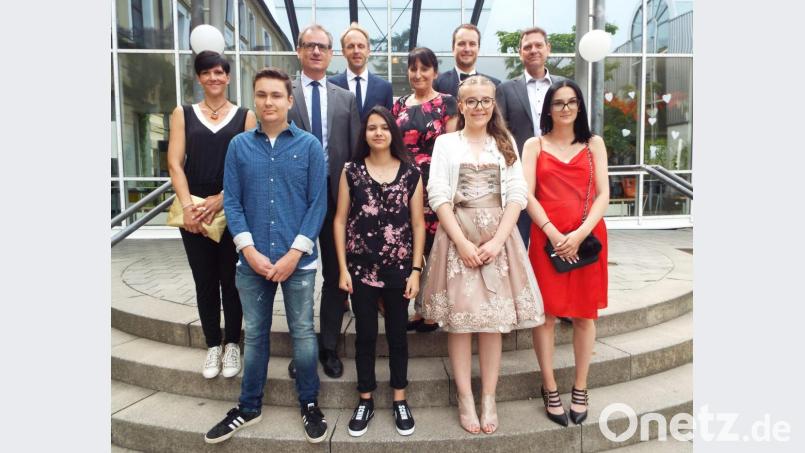 Die Jahrgangsbesten der Luitpoldschule Amberg (vorne von links): Nicolas Ippisch (Note 2,11) Narissa Radowan (2,2), Luisa Sklarz (1,56) und Melissa Dotzler (2,3) zusammen mit Schulleiterin Maria Schuller (Mitte), Stephan Tischer als Vertreter des Schulamts, Wolfgang Dersch als Vertreter der Stadt und Lehrern. Bild: e
