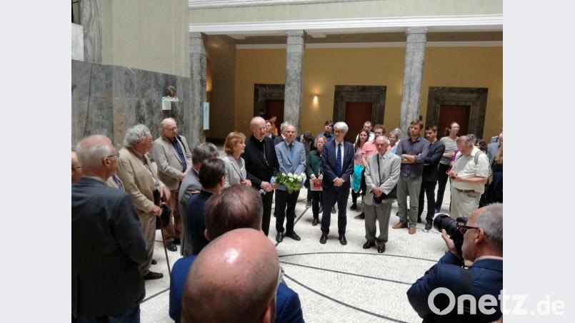 Der katholische Militärbischof Franz-Josef Overbeck (Mitte) leitet das Gedenken für die Mitglieder der „Weißen Rose“ in der Ludwig-Maximilians-Universität in München. Rechts neben ihm steht Berthold Goerdeler, Enkel von Carl Friedrich Goerdeler, einem Mitverschwörer des 20. Juli. Bild: Alexander Pausch