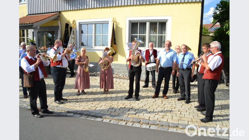 Die Blaskapelle Störnstein mit dem Püchersreuther Bürgermeister Rudolf Schopper und BSB-Bezirksvorsitzender Horst Embacher (Fünfter und Dritter von rechts). Bild: hcz