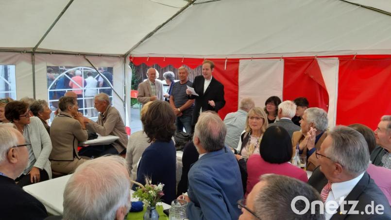 Dritter Bürgermeister Heiner Ruppert hob die gute Zusammenarbeit der Kirchengemeinde mit der Stadt hervor und dankte mit einer Jubiläumsspende. Bild: bk