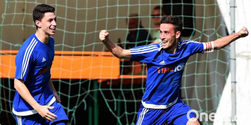 Der Etzenrichter Andreas Koppmann (rechts) bejubelt seinen Siegtreffer, Teamkollege Christian Ermer freut sich mit. Bild: Gerd Büttner