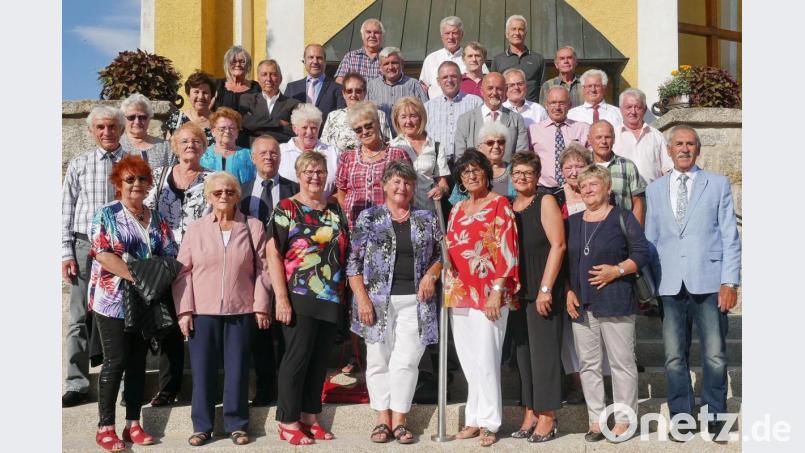 Bei einem Treffen in Wiesau feierte der Jahrgang 1948/1948 nicht nur seinen 70. Geburtstag. Auch erinnerte man sich an die Erstkommunion vor 60 Jahren. Bild: wro