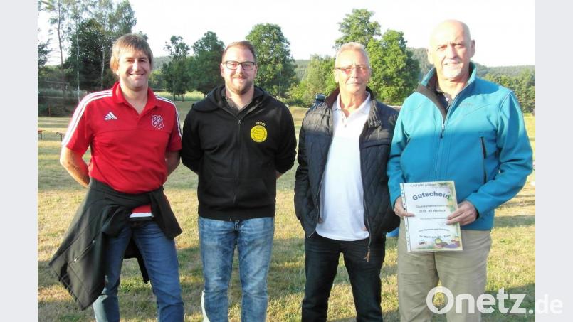 Vorsitzender Christian Lukas gratuliert Volker Lukas, Herbert Eichner und dem Ehrenvorsitzenden Hans Wegmann (von links) zu ihren Gewinnen. Bild: hl