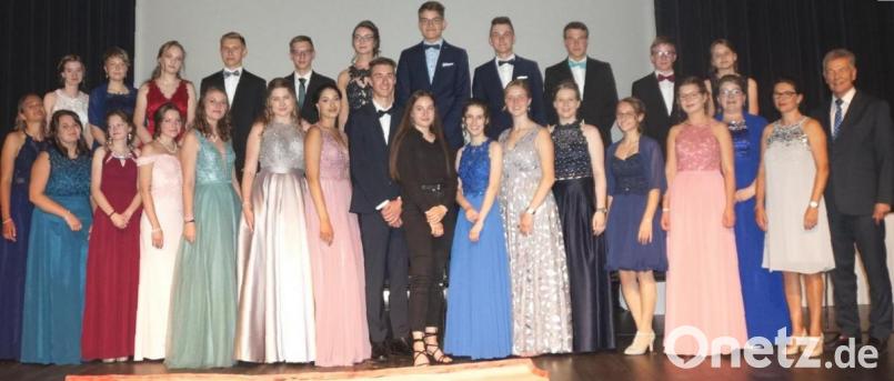 26 Absolventen der Gregor-von-Scherr-Realschule erreichten eine Eins vor dem Komma. Darüber freuten sich Direktorin Diana Schmidberger (Mitte) und stellvertretender Landrat Joachim Hanisch besonders. Bild: weu