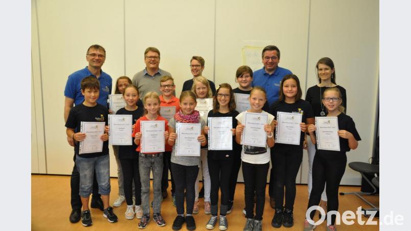 Die Bläserklassenkinder mit Geschäftsführer Lothar Prechtl, Bläserklassenleiter Florian Herzog, Dirigentin Conny Gaschler, Vorsitzenden Peter Gaschler und Konrektorin Sabine Voggenreiter (von links). Bild: exb