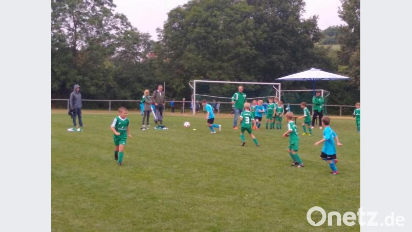 Trotz regnerischen Wetters geben die Fußballer beim Soccercup in Pressath ihr Bestes. Bild: ffz