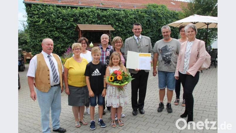 Landrat Thomas Ebeling (Vierter von rechts) überreichte an die Familie Schafbauer die Urkunden, worüber sich auch Dritter Bürgermeister Josef Mösbauer (links) und Tourismusexpertin Alexandra Beier (rechts) freuten. Bild: frd