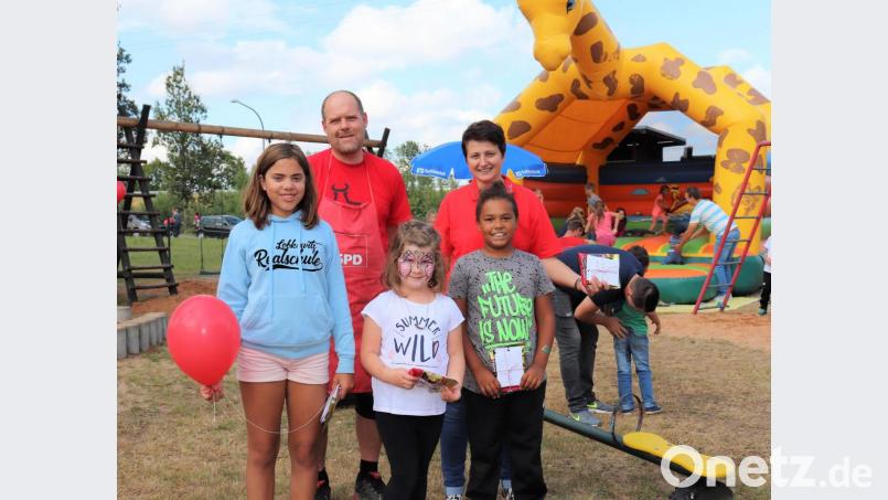 Foto Siegerehrung: Vier Preisträger gab es vom Luftballonwettbewerb 2018. Bürgermeister Thorsten Hallmann und Stadträtin Anja Kirschsieper überreichten die Preise an (vorne v. li. )Marina Weiß, Lisa Neubauer und Julian Volkmer. Die Zweitplatzierte Emily Beer bekommt das Geschenk nachgereicht. Bild: myd