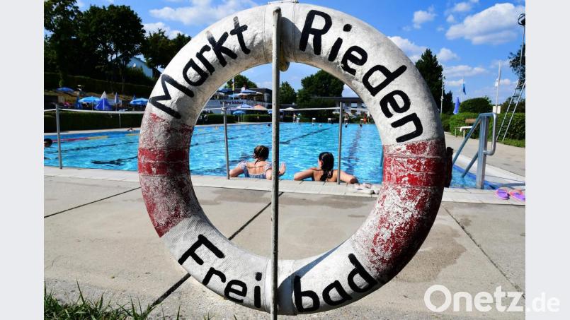 Die Polizei sucht Zeugen, die im Freibad Rieden Beobachtungen gemacht haben. Bild: Petra Hartl