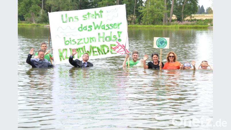 Mitglieder von &quot;Parents for Future&quot; und &quot;Greenpeace&quot; demonstrierten im Schätzlerbad für Klimaschutz. Bild: hcz