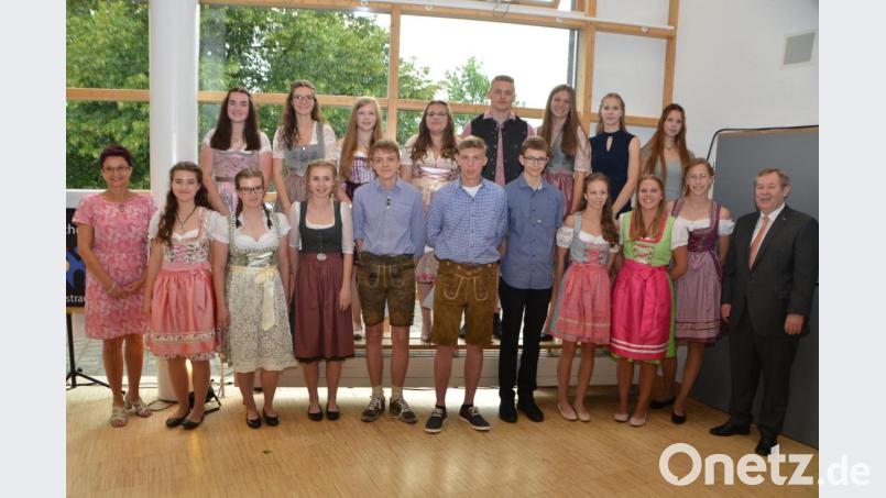 In der Talentklasse müssen Schüler über das normale Maß im Schulalltag hinaus lernen, um die vom Bayerischen Staatsministerium ausgestellten Abschlusszertifikate zu erwerben. Folgende Schüler erwarben diese Zeugnisse: Christina Bartmann (Hagendorf); Marie Bäumler, Marie Grosser, Jessica Hinz, Julia Singer, Marie Würschinger und Madleen Mitlmeier (Vohenstrauß); Tobias Bierler (Rehlohe); Johannes Eger (Ragenwies); Johannes Gollwitzer (Bibershof); Sophia Koller (Waldau); Theresa Neuber (Riedlhof); Alina Schick (Pleystein); Nico Schwabl (Unternankau); Maresa Trinkl (Moosbach); Maria Wazl (Eslarn); Sarah Wittmann (Kaimling). Bild: dob