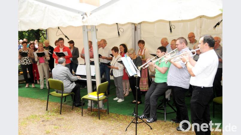 Der Kirchenchor unter Steffen Kordmann und die Bläser von St. Marien mit Maria Boßle umrahmten den Pontifikalgottesdienst feierlich und gehaltvoll. Bild: ge