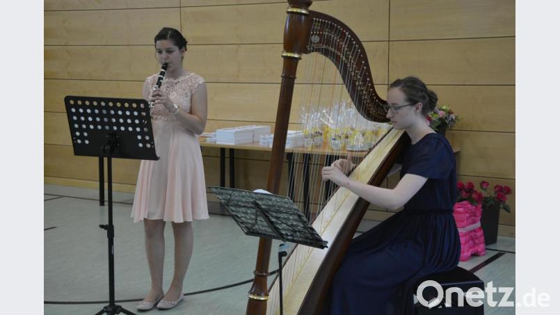 Anja Sporer (an der Klarinette) wurde als Schulbeste mit der Note 1,08 ausgezeichnet. Hier musiziert sie mit Anna Bernreuther. Bild: jr