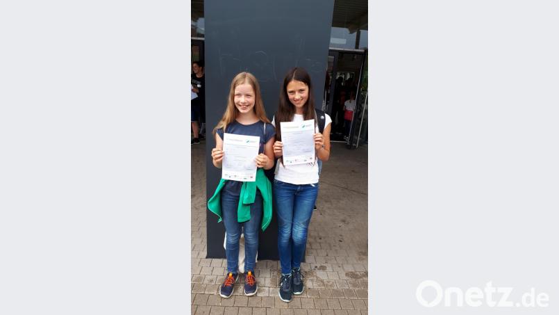 Johanna Hagn (links) und Luise Göhl freuen sich über ihre Siegerurkunde am Tag der Mathematik an der Universität Bayreuth. Bild: jzk