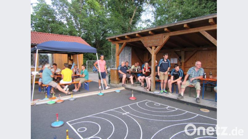 Auch die Eisstocksparte feierte kräftig mit bei den Freudenberger Sportwochen Bild: koa