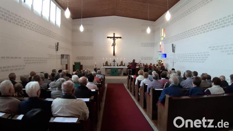 Der erfreulich gute Besuch beim Gottesdienst als auch beim Gemeindefest auch von Seiten der Katholischen Pfarrgemeinde unterstrich das gute Miteinander im Sinne Jesu Christi. Alle zeigten sich überdies von Pfarrer Weihs Ansprache begeistert. Abgeräumt wurde die mit 450 Preisen bestückte Tombola. Bild: bk