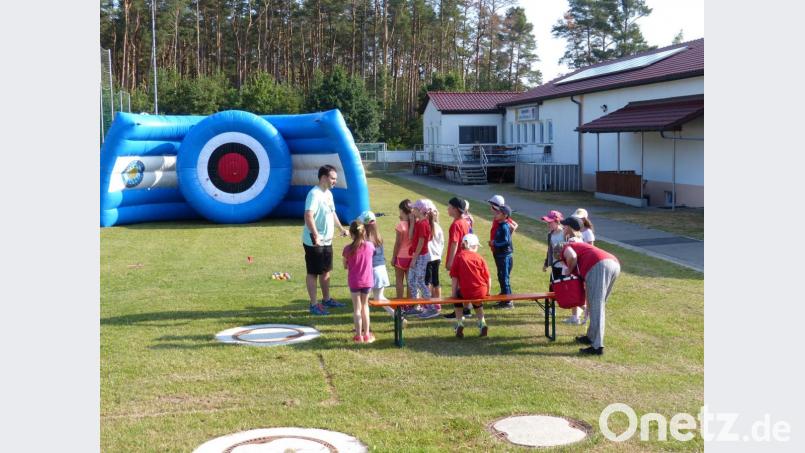 Sebastian Hartl weist die Kinder in die Geheimnisse des Golfsports ein. Bild: hme