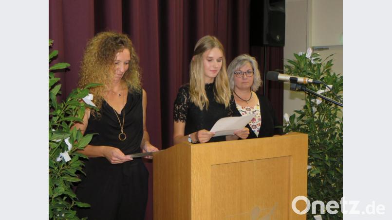Elternbeiratsvorsitzende Manuela Bauer, Schülerin Anna Ernstberger und die Zweite Elternbeiratsvorsitzende Silke Rosner (von links) erzählten von den unterschiedlichen Freuden einer Abschlussfeier. Bild: ubb